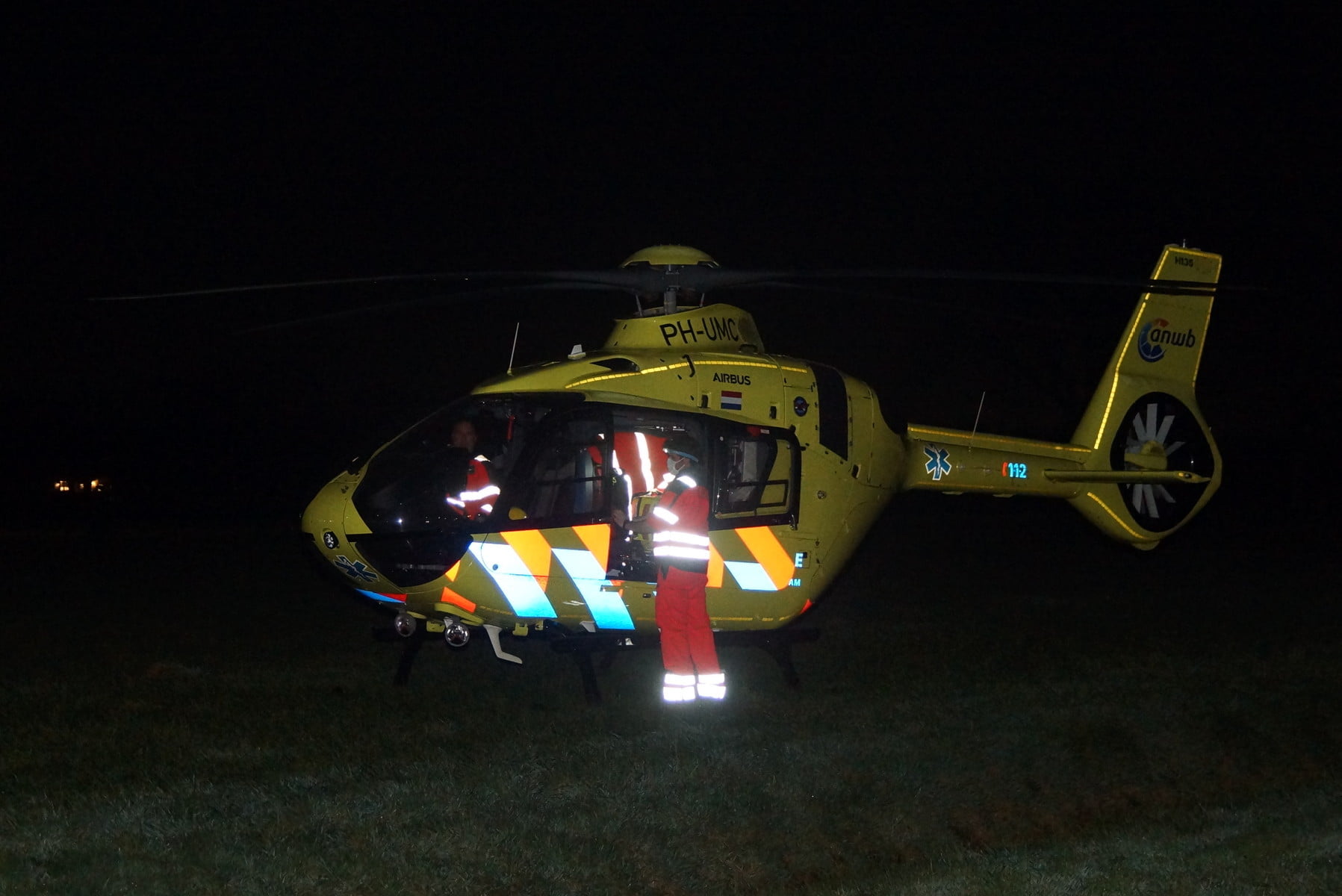 Traumahelikopter landt in weiland Erasstraat Kaatsheuvel.