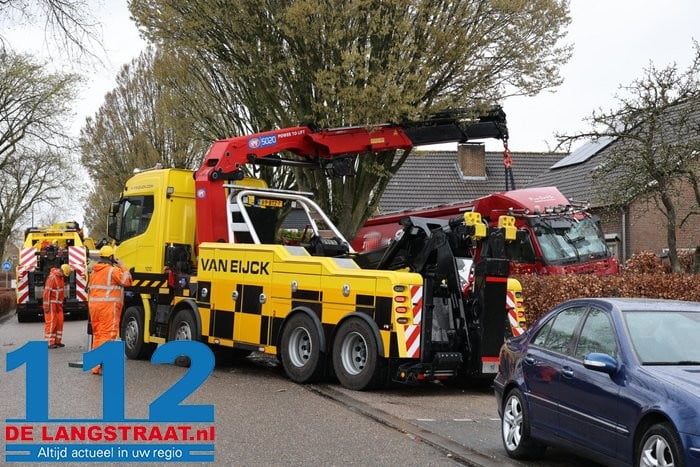 Chauffeur Vuilniswagen Wordt Onwel Botst Tegen Auto En Rijdt Boom Omver Fikse Schade In Wijk