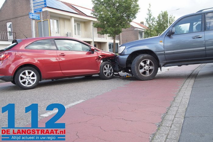 Twee Auto's Botsen Tegen Elkaar Vlijmen - 112 De Langstraat