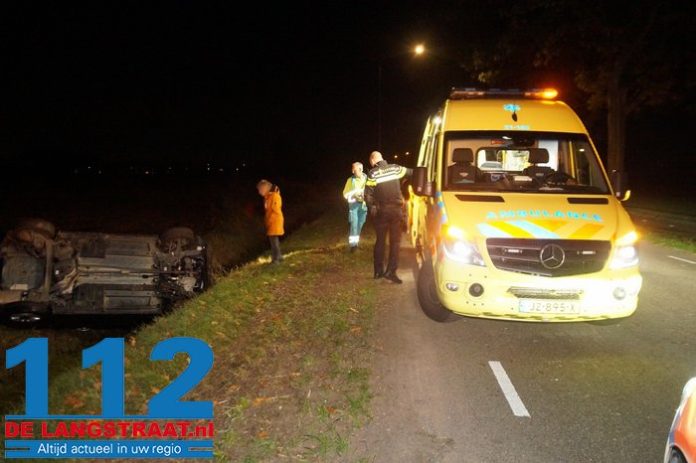 Auto Raakt Van De Weg En Belandt Dwars Over Sloot In Elshout - 112 De ...