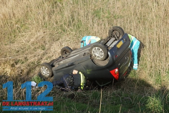 Automobilist verliest macht over het stuur en belandt op de kop in een sloot in Waalwijk 1 Automobilist verliest macht over het stuur en belandt op de kop in een sloot in Waalwijk 112 De Langstraat