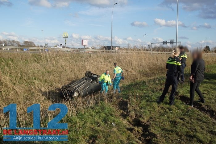 Automobilist verliest macht over het stuur en belandt op de kop in een sloot in Waalwijk 2 Automobilist verliest macht over het stuur en belandt op de kop in een sloot in Waalwijk 112 De Langstraat