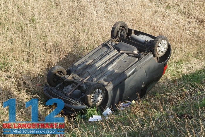 Automobilist verliest macht over het stuur en belandt op de kop in een sloot in Waalwijk 3 Automobilist verliest macht over het stuur en belandt op de kop in een sloot in Waalwijk 112 De Langstraat