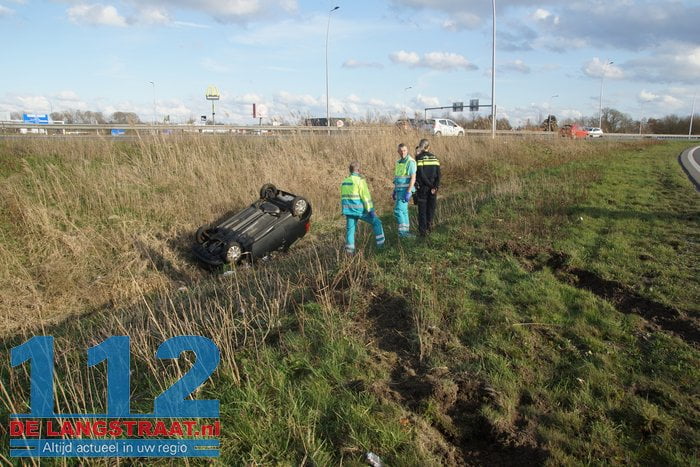 Automobilist verliest macht over het stuur en belandt op de kop in een sloot in Waalwijk 4 Automobilist verliest macht over het stuur en belandt op de kop in een sloot in Waalwijk 112 De Langstraat