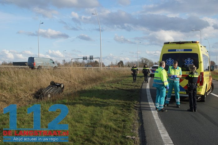 Automobilist verliest macht over het stuur en belandt op de kop in een sloot in Waalwijk 5 Automobilist verliest macht over het stuur en belandt op de kop in een sloot in Waalwijk 112 De Langstraat