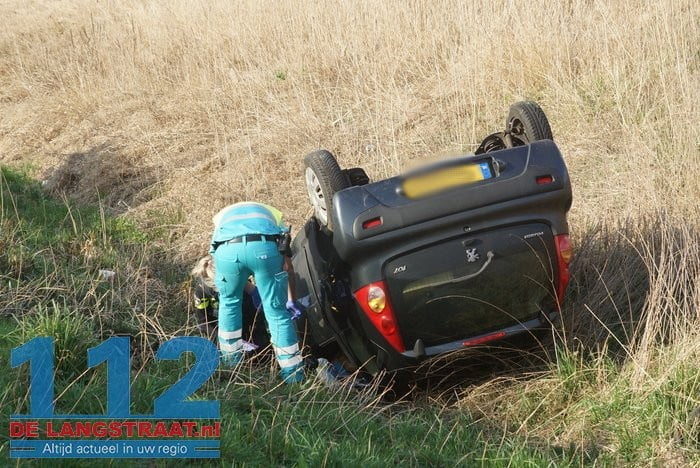 Automobilist verliest macht over het stuur en belandt op de kop in een sloot in Waalwijk 7 Automobilist verliest macht over het stuur en belandt op de kop in een sloot in Waalwijk 112 De Langstraat