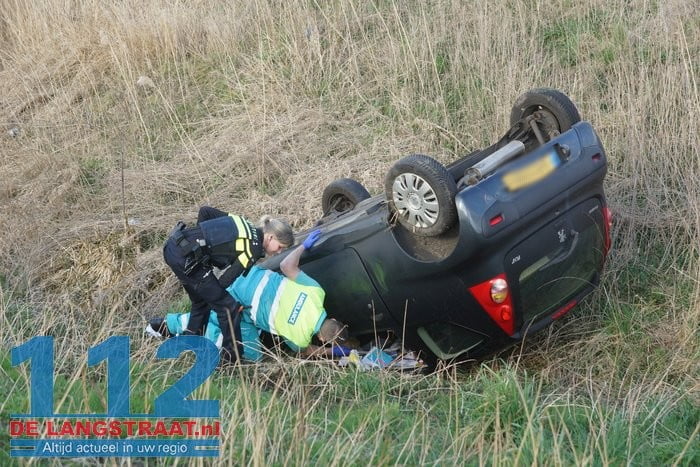 Automobilist verliest macht over het stuur en belandt op de kop in een sloot in Waalwijk 8 Automobilist verliest macht over het stuur en belandt op de kop in een sloot in Waalwijk 112 De Langstraat