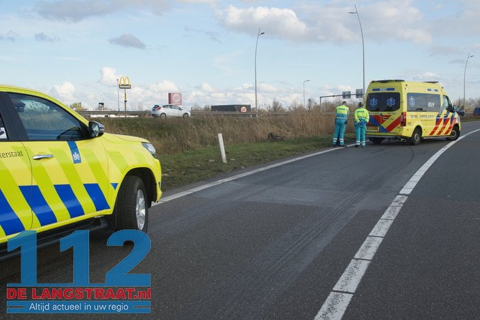 Automobilist verliest macht over het stuur en belandt op de kop in een sloot in Waalwijk 9 Automobilist verliest macht over het stuur en belandt op de kop in een sloot in Waalwijk 112 De Langstraat