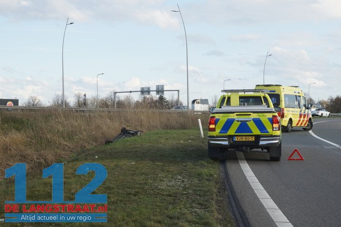 Automobilist verliest macht over het stuur en belandt op de kop in een sloot in Waalwijk 10 Automobilist verliest macht over het stuur en belandt op de kop in een sloot in Waalwijk 112 De Langstraat