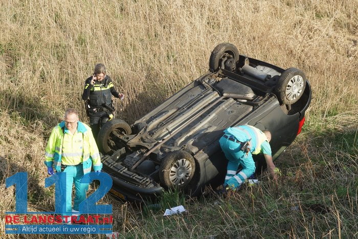 Automobilist verliest macht over het stuur en belandt op de kop in een sloot in Waalwijk 11 Automobilist verliest macht over het stuur en belandt op de kop in een sloot in Waalwijk 112 De Langstraat