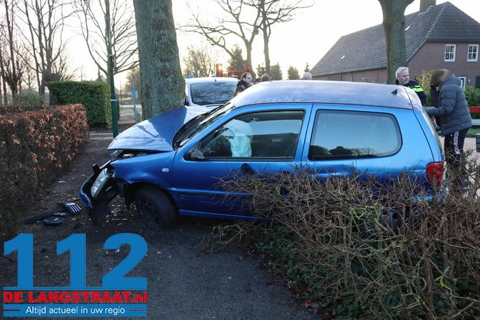 Personenauto botst tegen boom in De Moer, bestuurder mogelijk onder invloed van alcohol 1 Personenauto botst tegen boom in De Moer, bestuurder mogelijk onder invloed van alcohol 112 De Langstraat