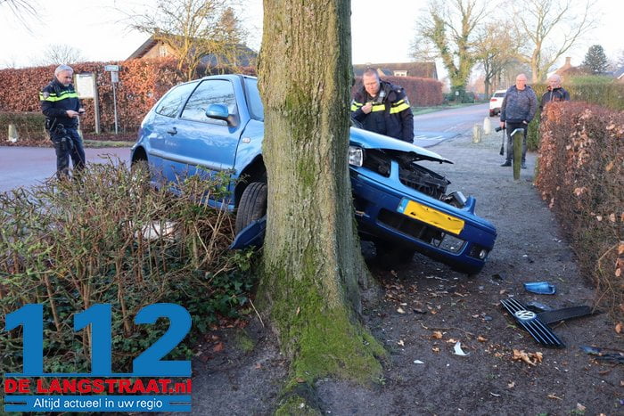 Personenauto botst tegen boom in De Moer, bestuurder mogelijk onder invloed van alcohol 2 Personenauto botst tegen boom in De Moer, bestuurder mogelijk onder invloed van alcohol 112 De Langstraat