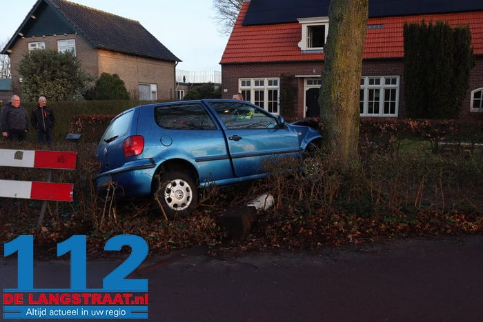 Personenauto botst tegen boom in De Moer, bestuurder mogelijk onder invloed van alcohol 3 Personenauto botst tegen boom in De Moer, bestuurder mogelijk onder invloed van alcohol 112 De Langstraat