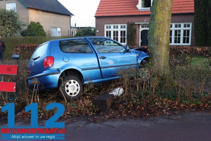 Personenauto botst tegen boom in De Moer, bestuurder mogelijk onder invloed van alcohol 4 Personenauto botst tegen boom in De Moer, bestuurder mogelijk onder invloed van alcohol 112 De Langstraat