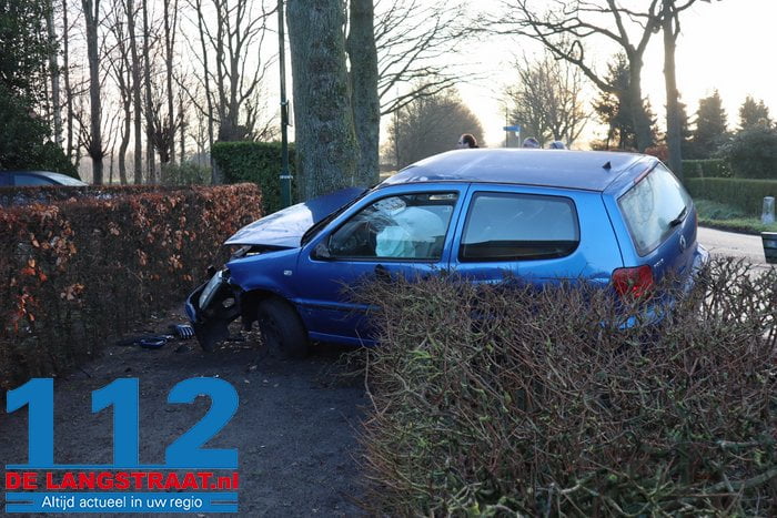 Personenauto botst tegen boom in De Moer, bestuurder mogelijk onder invloed van alcohol 5 Personenauto botst tegen boom in De Moer, bestuurder mogelijk onder invloed van alcohol 112 De Langstraat