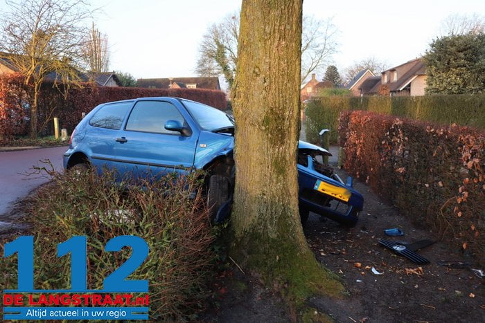 Personenauto botst tegen boom in De Moer, bestuurder mogelijk onder invloed van alcohol 6 Personenauto botst tegen boom in De Moer, bestuurder mogelijk onder invloed van alcohol 112 De Langstraat