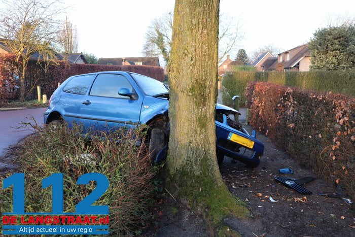 Personenauto botst tegen boom in De Moer, bestuurder mogelijk onder invloed van alcohol 7 Personenauto botst tegen boom in De Moer, bestuurder mogelijk onder invloed van alcohol 112 De Langstraat