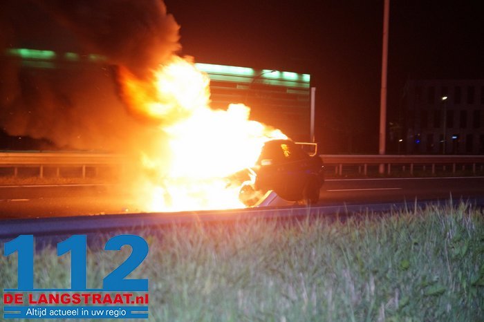 Gewonden door botsing met vrachtwagen op A59 bij Nieuwkuijk, sportauto met schunnige tekst brandt uit 1 Gewonden door botsing met vrachtwagen op A59 bij Nieuwkuijk, sportauto met schunnige tekst brandt uit 112 De Langstraat