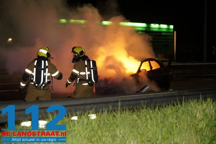 Gewonden door botsing met vrachtwagen op A59 bij Nieuwkuijk, sportauto met schunnige tekst brandt uit 10 Gewonden door botsing met vrachtwagen op A59 bij Nieuwkuijk, sportauto met schunnige tekst brandt uit 112 De Langstraat
