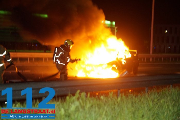 Gewonden door botsing met vrachtwagen op A59 bij Nieuwkuijk, sportauto met schunnige tekst brandt uit 11 Gewonden door botsing met vrachtwagen op A59 bij Nieuwkuijk, sportauto met schunnige tekst brandt uit 112 De Langstraat