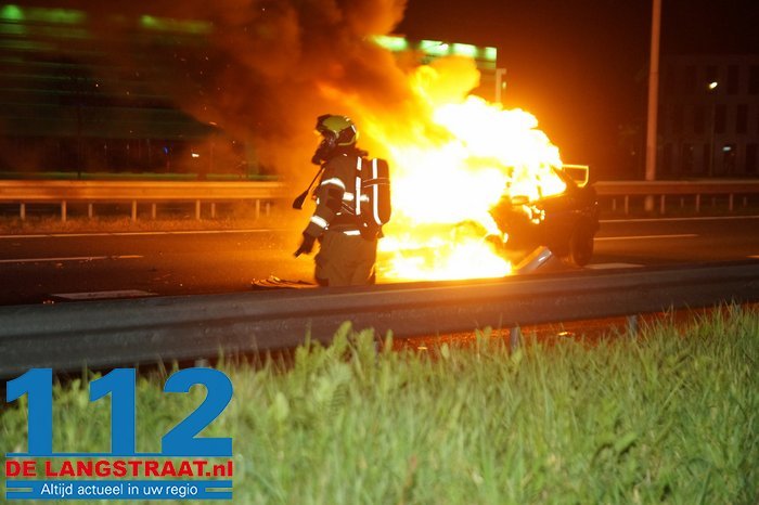 Gewonden door botsing met vrachtwagen op A59 bij Nieuwkuijk, sportauto met schunnige tekst brandt uit 13 Gewonden door botsing met vrachtwagen op A59 bij Nieuwkuijk, sportauto met schunnige tekst brandt uit 112 De Langstraat