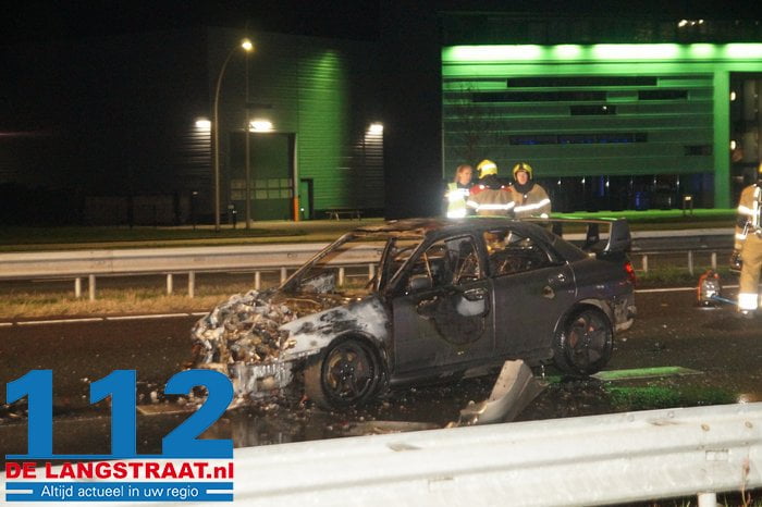 Gewonden door botsing met vrachtwagen op A59 bij Nieuwkuijk, sportauto met schunnige tekst brandt uit 15 Gewonden door botsing met vrachtwagen op A59 bij Nieuwkuijk, sportauto met schunnige tekst brandt uit 112 De Langstraat