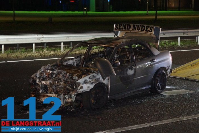 Gewonden door botsing met vrachtwagen op A59 bij Nieuwkuijk, sportauto met schunnige tekst brandt uit 19 Gewonden door botsing met vrachtwagen op A59 bij Nieuwkuijk, sportauto met schunnige tekst brandt uit 112 De Langstraat