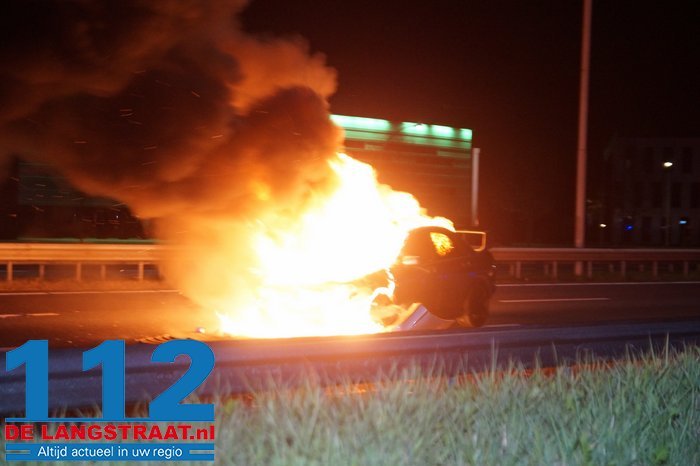 Gewonden door botsing met vrachtwagen op A59 bij Nieuwkuijk, sportauto met schunnige tekst brandt uit 2 Gewonden door botsing met vrachtwagen op A59 bij Nieuwkuijk, sportauto met schunnige tekst brandt uit 112 De Langstraat