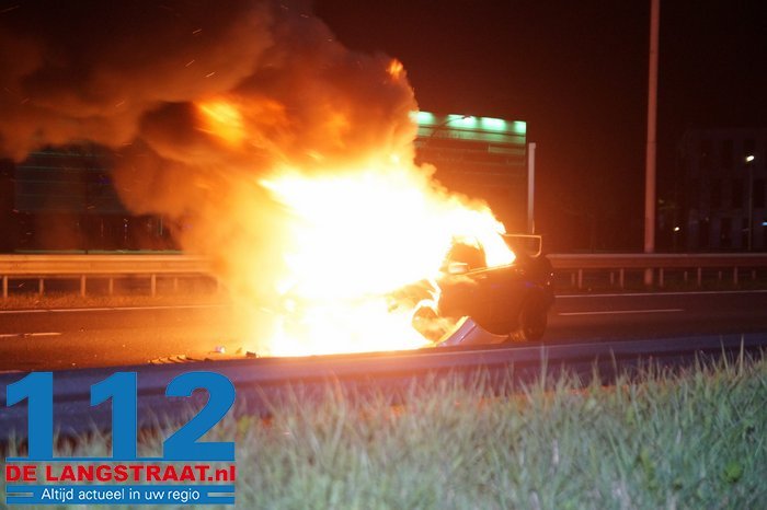 Gewonden door botsing met vrachtwagen op A59 bij Nieuwkuijk, sportauto met schunnige tekst brandt uit 3 Gewonden door botsing met vrachtwagen op A59 bij Nieuwkuijk, sportauto met schunnige tekst brandt uit 112 De Langstraat