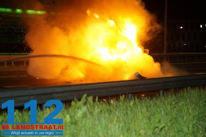Gewonden door botsing met vrachtwagen op A59 bij Nieuwkuijk, sportauto met schunnige tekst brandt uit 4 Gewonden door botsing met vrachtwagen op A59 bij Nieuwkuijk, sportauto met schunnige tekst brandt uit 112 De Langstraat