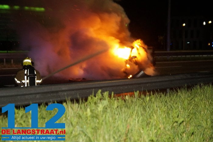 Gewonden door botsing met vrachtwagen op A59 bij Nieuwkuijk, sportauto met schunnige tekst brandt uit 5 Gewonden door botsing met vrachtwagen op A59 bij Nieuwkuijk, sportauto met schunnige tekst brandt uit 112 De Langstraat