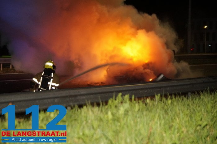Gewonden door botsing met vrachtwagen op A59 bij Nieuwkuijk, sportauto met schunnige tekst brandt uit 6 Gewonden door botsing met vrachtwagen op A59 bij Nieuwkuijk, sportauto met schunnige tekst brandt uit 112 De Langstraat
