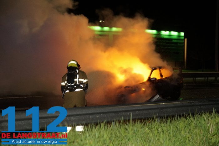 Gewonden door botsing met vrachtwagen op A59 bij Nieuwkuijk, sportauto met schunnige tekst brandt uit 9 Gewonden door botsing met vrachtwagen op A59 bij Nieuwkuijk, sportauto met schunnige tekst brandt uit 112 De Langstraat