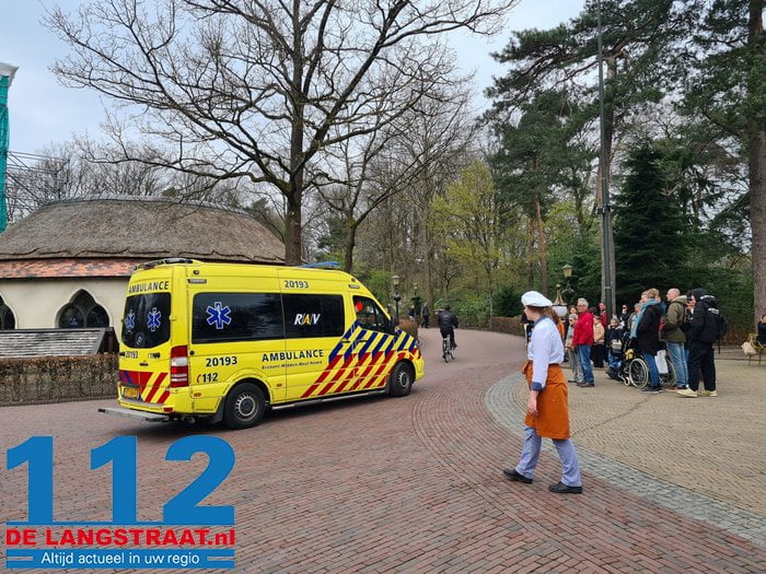 Traumahelikopter landt middenin de Efteling, uitkijktoren Pagode staat even stil 1 Traumahelikopter landt middenin de Efteling, uitkijktoren Pagode staat even stil 112 De Langstraat