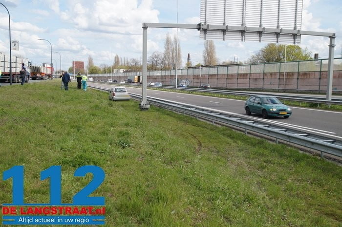 Bestuurder komt in berm terecht langs A59 in Waalwijk 2 Bestuurder komt in berm terecht langs A59 in Waalwijk 112 De Langstraat