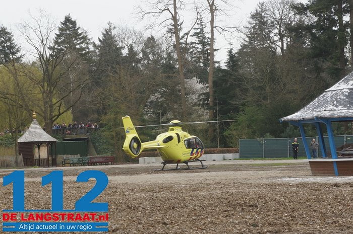 Traumahelikopter landt middenin de Efteling, uitkijktoren Pagode staat even stil 11 Traumahelikopter landt middenin de Efteling, uitkijktoren Pagode staat even stil 112 De Langstraat