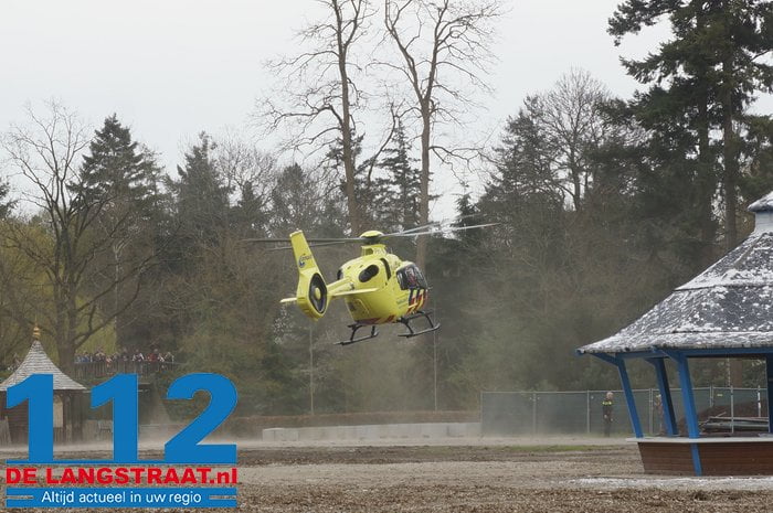 Traumahelikopter landt middenin de Efteling, uitkijktoren Pagode staat even stil 12 Traumahelikopter landt middenin de Efteling, uitkijktoren Pagode staat even stil 112 De Langstraat