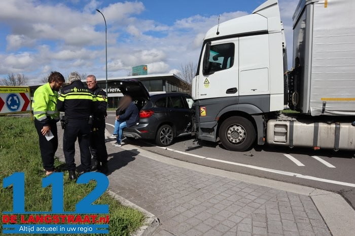 Vrachtwagen botst tegen auto op rotonde aan de Biesbosweg Waalwijk 1 Vrachtwagen botst tegen auto op rotonde aan de Biesbosweg Waalwijk 112 De Langstraat