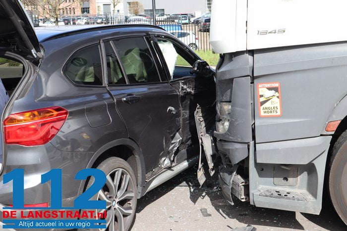 Vrachtwagen botst tegen auto op rotonde aan de Biesbosweg Waalwijk 2 Vrachtwagen botst tegen auto op rotonde aan de Biesbosweg Waalwijk 112 De Langstraat