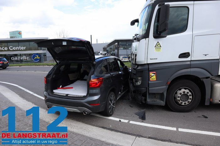 Vrachtwagen botst tegen auto op rotonde aan de Biesbosweg Waalwijk 5 Vrachtwagen botst tegen auto op rotonde aan de Biesbosweg Waalwijk 112 De Langstraat