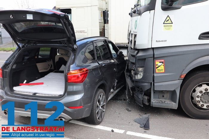 Vrachtwagen botst tegen auto op rotonde aan de Biesbosweg Waalwijk 6 Vrachtwagen botst tegen auto op rotonde aan de Biesbosweg Waalwijk 112 De Langstraat