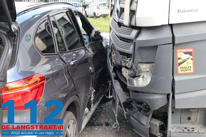 Vrachtwagen botst tegen auto op rotonde aan de Biesbosweg Waalwijk 7 Vrachtwagen botst tegen auto op rotonde aan de Biesbosweg Waalwijk 112 De Langstraat