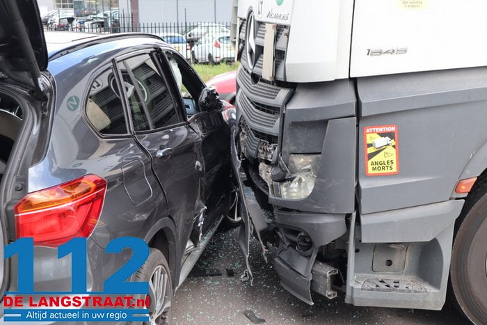 Vrachtwagen botst tegen auto op rotonde aan de Biesbosweg Waalwijk 8 Vrachtwagen botst tegen auto op rotonde aan de Biesbosweg Waalwijk 112 De Langstraat
