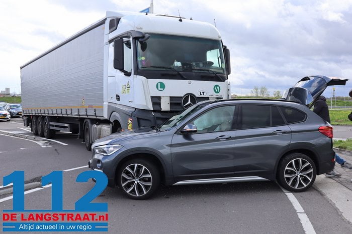 Vrachtwagen botst tegen auto op rotonde aan de Biesbosweg Waalwijk 9 Vrachtwagen botst tegen auto op rotonde aan de Biesbosweg Waalwijk 112 De Langstraat