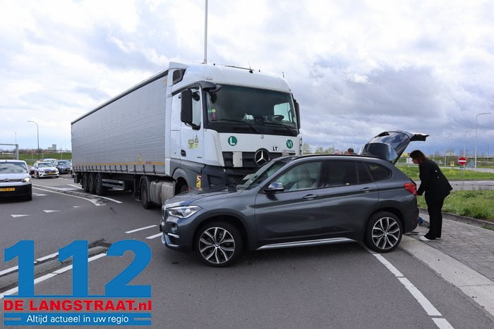 Vrachtwagen botst tegen auto op rotonde aan de Biesbosweg Waalwijk 10 Vrachtwagen botst tegen auto op rotonde aan de Biesbosweg Waalwijk 112 De Langstraat