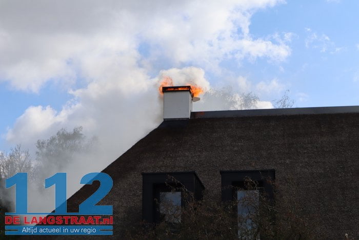 Schade groot na brand in rieten dak van villa in Drunen 2 Schade groot na brand in rieten dak van villa in Drunen 112 De Langstraat