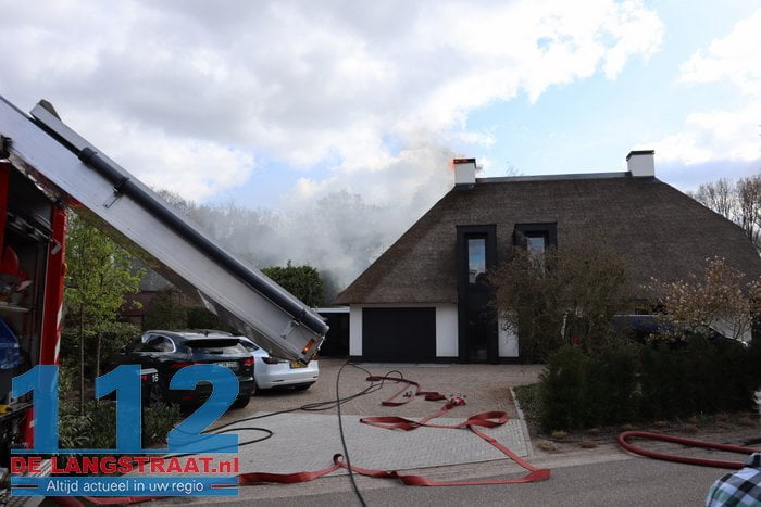 Schade groot na brand in rieten dak van villa in Drunen 3 Schade groot na brand in rieten dak van villa in Drunen 112 De Langstraat