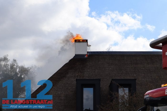 Schade groot na brand in rieten dak van villa in Drunen 4 Schade groot na brand in rieten dak van villa in Drunen 112 De Langstraat