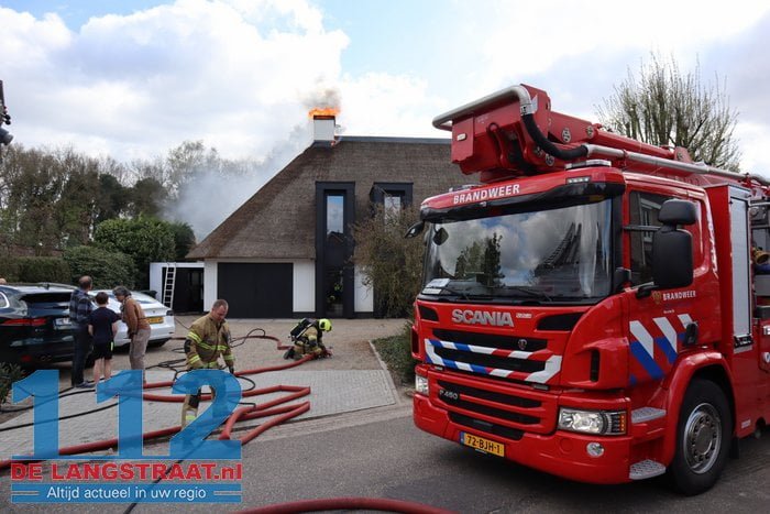 Schade groot na brand in rieten dak van villa in Drunen 6 Schade groot na brand in rieten dak van villa in Drunen 112 De Langstraat