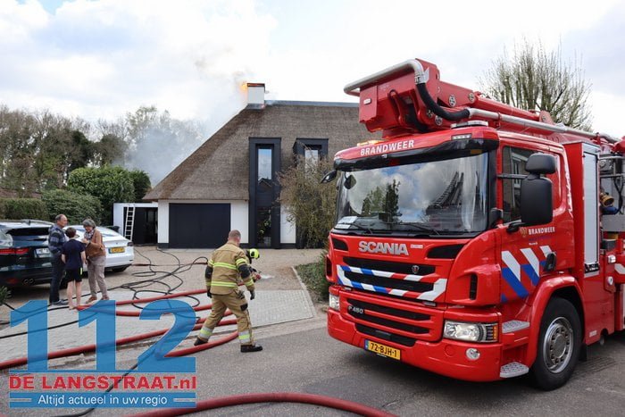 Schade groot na brand in rieten dak van villa in Drunen 7 Schade groot na brand in rieten dak van villa in Drunen 112 De Langstraat